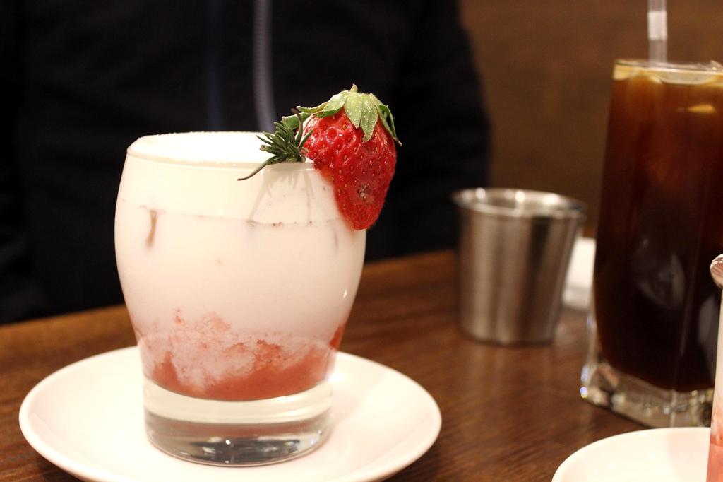 Cornetto caldo ripieno di crema pasticcera artigianale spolverato con zucchero a velo