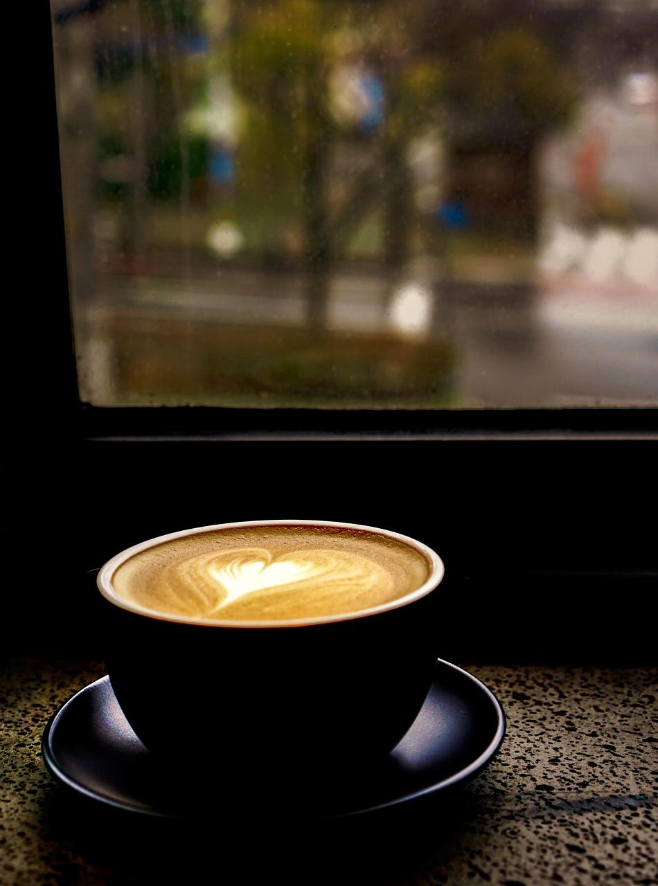 Tazzina di espresso perfetto con crema dorata servita su piattino in porcellana bianca