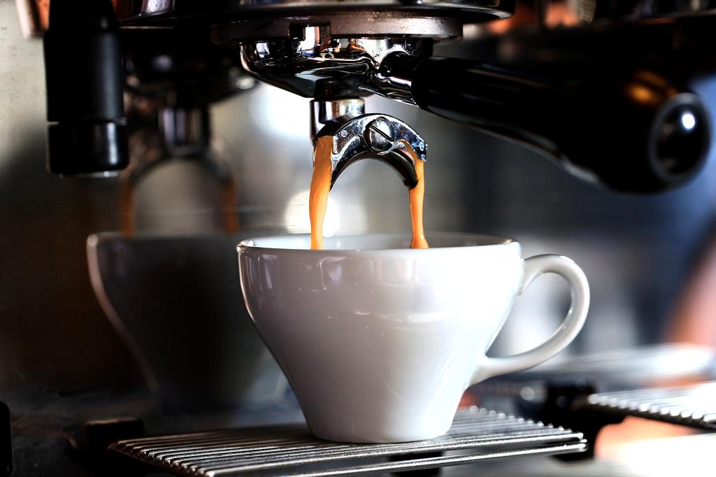 Barista che prepara un espresso con macchina professionale