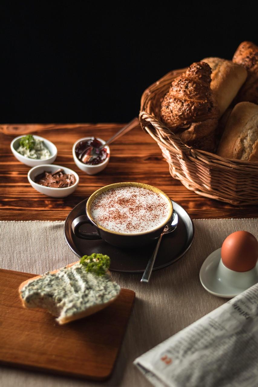 Interno elegante della caffetteria rewoniy con tavoli in legno e atmosfera calda