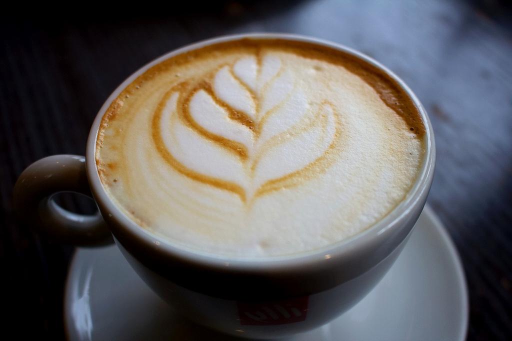 Fetta di panettone artigianale con uvetta e canditi servita con crema al mascarpone