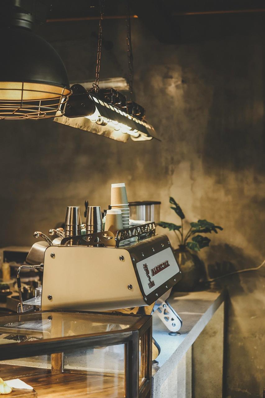 Piatto di risotto alla milanese cremoso con zafferano e grana padano grattugiato